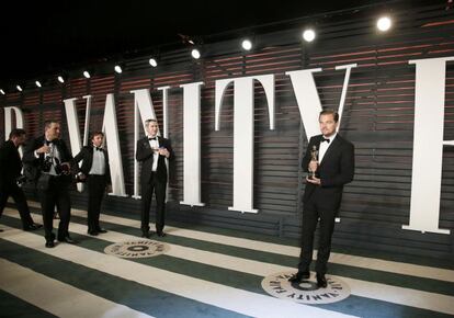 El actor Leonardo DiCaprio con su Oscar llega a la fiesta de Vanity Fair tras la ceremonia