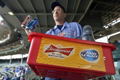 Un vendedor de cerveza en un partido de béisbol en Chicago.