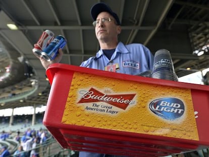 Un vendedor de cerveza en un partido de béisbol en Chicago.