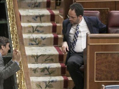 Los portavoces socialista, Antonio Hernando (izquierda) y Popular, Rafael Hernando, en la sesi&oacute;n de control del Congreso.