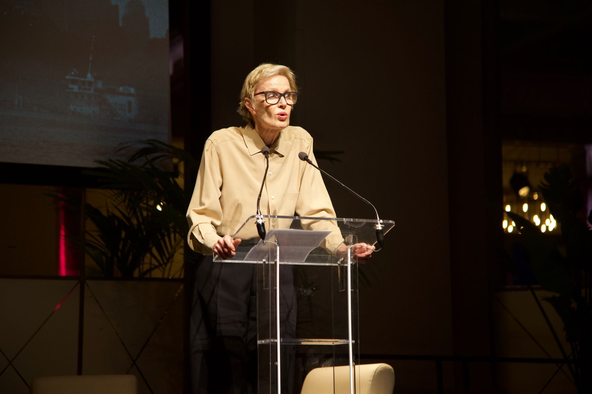 Siri Hustvedt, en el homenaje a su esposo, Paul Auster: “Los libros no reemplazan a la persona viva” 