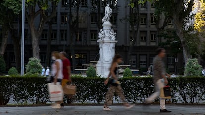 Viandantes en el Paseo del Prado, en julio.