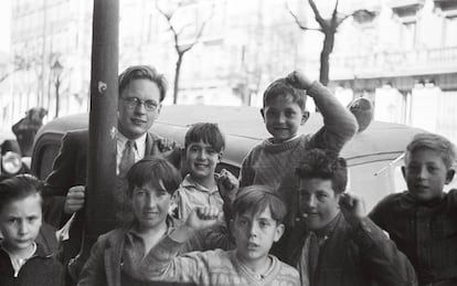 Wainman, en la imagen, con niños en una calle de Madrid, el 21 de abril de 1937. Con su Leica retrató los combates en el frente de Aragón, la retaguardia de Barcelona, la evacuación de heridos...