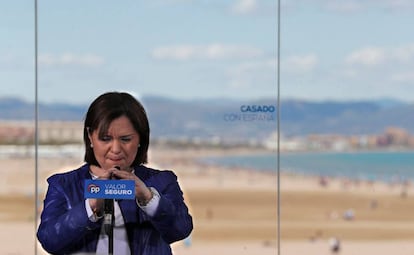 La candidata del PP valenciano Isabel Bonig rompe a llorar en un mítin de final de campaña.