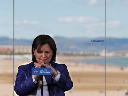 La candidata del PP valenciano Isabel Bonig rompe a llorar en un mítin de final de campaña.