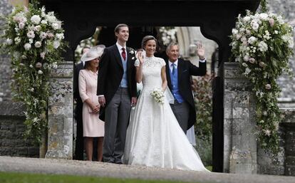 Pippa Middleton y James Matthews sonríen a la salida de la iglesia después de haber contraído matrimonio.