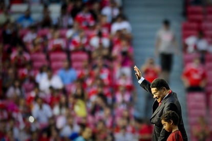 Eusébio saúda o público no Estádio da Luz, em Lisboa