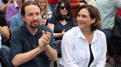 Pablo Iglesias y Ada Colau, en Barcelona, durante la campaña electoral de las municipales.