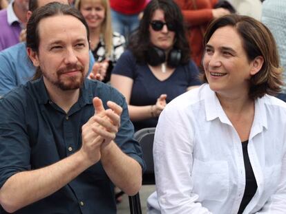 Pablo Iglesias y Ada Colau, en Barcelona, durante la campaña electoral de las municipales.