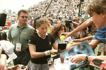 Antes de cumplir 20 años, Monica Seles había ganado ocho grandes títulos empuñando la raqueta con las dos manos y berreando alaridos con cada golpe. En la imagen, la tenista firma autógrafos tras una victoria en Sydney en 1996.