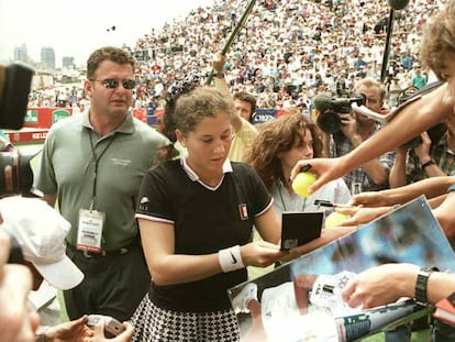Antes de cumplir 20 años, Monica Seles había ganado ocho grandes títulos empuñando la raqueta con las dos manos y berreando alaridos con cada golpe. En la imagen, la tenista firma autógrafos tras una victoria en Sydney en 1996.