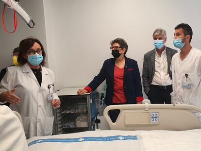 El consejero de Salud de la Generalitat, Josep Maria Argimon, el segundo por la derecha, visita el hospital Joan XXIII de Tarragona, este jueves.