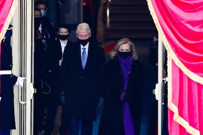 El expresidente Bill Clinton y la ex secretaria de Estado Hillary Clinton llegan a la toma de posesión de Biden.