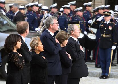 Maria Bush y Neil Bush; Columba Bush y el exgobernador de Florida Jeb Bush, la ex primera dama Laura Bush y el expresidente de los Estados Unidos George W. Bush, a su llegada a la catedral nacional de Washington.