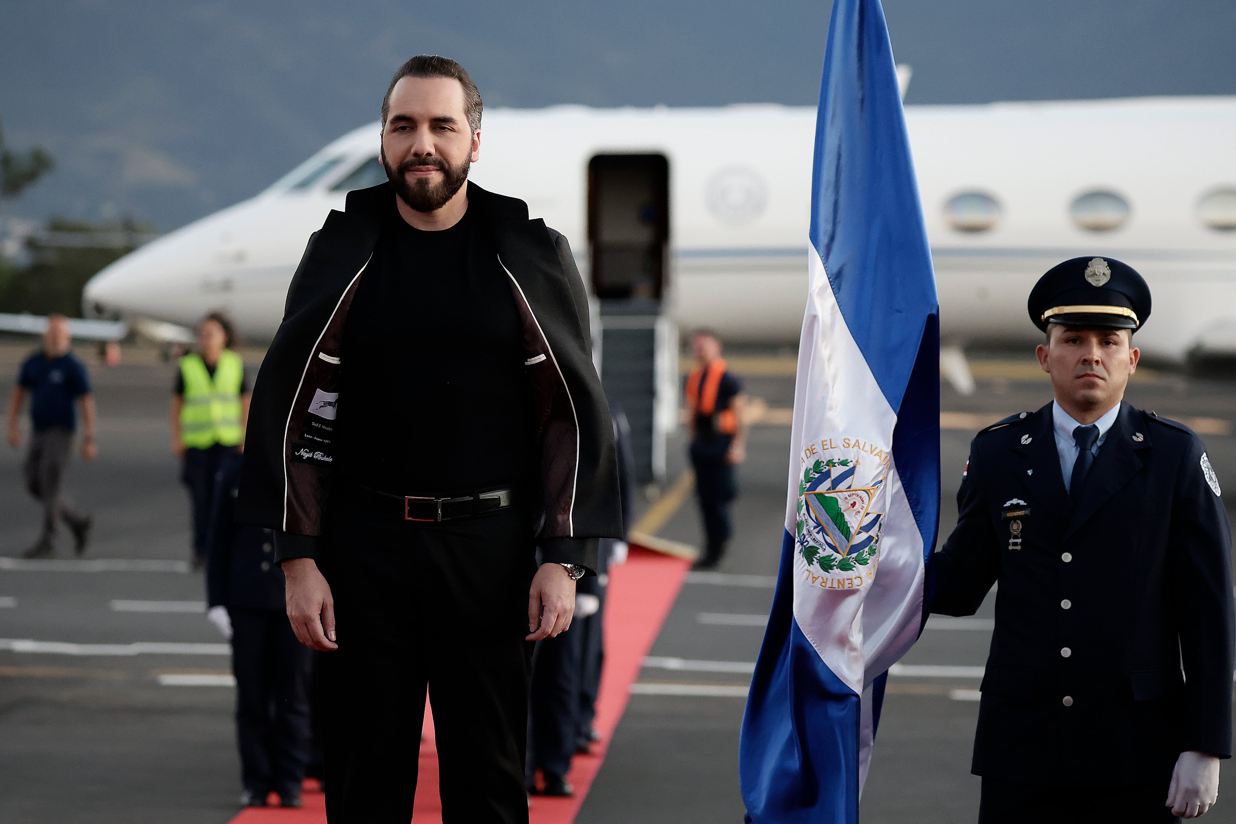 Bukele llega a Costa Rica para auspiciar una prisión de alta seguridad inspirada en su megacárcel para pandilleros