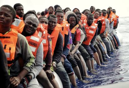 Un migrante suele ejercer de patrón de barco a cambio de pagar medio pasaje.