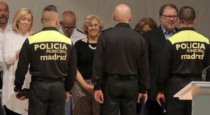 Carmena, en el centro, en la celebración del patrón de la Policía Municipal.