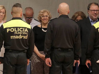 Carmena, en el centro, en la celebración del patrón de la Policía Municipal.