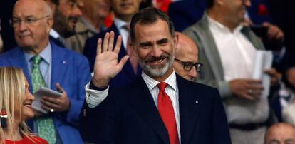 Felipe VI saluda en el Wanda.