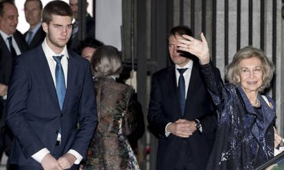 La reina Sofía, con su nieto Juan Urdangarin en el Teatro Real de Madrid.