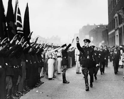 Oswald Mosley, pasando revista a sus tropas fascistas en octubre de 1936.