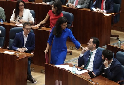 Desde la izquierda, Íñigo Errejón, de Mas Madrid, observa a Rocío Monasterio, de Vox, saludar a Ignacio Aguado, de Ciudadanos, en el pleno de investidura, el 10 de julio de 2019.