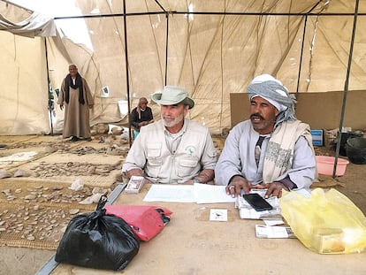 'Moodboard' para la aventura: José Manuel Galán y su capataz, el 'rais' Alí Farouk, en Luxor en febrero.