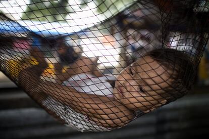 Un niño descansa en una hamaca en una calle de Manila, Filipinas. 25 de julio de 2014.