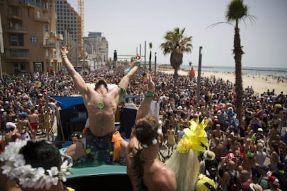 Una carroza recorre las calles de Tel Aviv durante el desfile del Orgullo Gay.