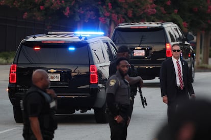 La caravana del expresidente Donald Trump sale después de que se entregó para ser procesado en la cárcel del condado de Fulton.