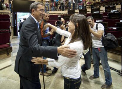 La candidata de Bildu, Zuriñe Gaintza, felicita a José Luis Bilbao tras ser reelegido ayer como diputado general de Vizcaya.