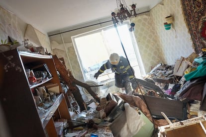 Un bombero busca civiles entre los escombros de un bloque de apartamentos en Chuhuiv. El Ministerio del Interior ucranio ha informado de que tropas rusas han aterrizado en la ciudad portuaria de Odessa y están cruzando la frontera en varios puntos del país