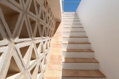 Detalle interior de la celosífa de la fachada y las escaleras que ascienden hasta el solarium, donde se van a plantar semillas de especies locales.
