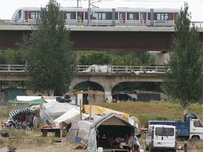 Más de cuarenta familias se han trasladado a un descampado de chabolas en Sevilla.