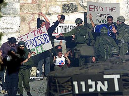 Soldados israelíes impiden a un grupo de manifestantes llegar hasta la basílica de la Natividad.