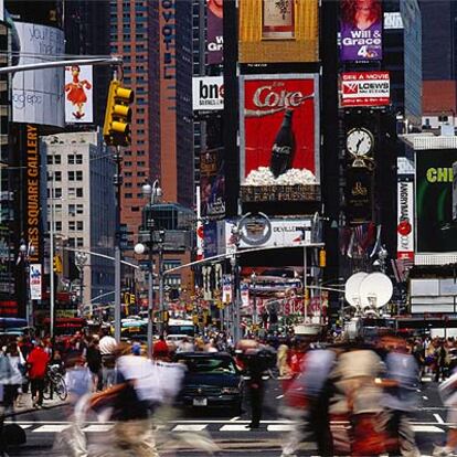 Luces, anuncios y rascacielos en Times Square, el distrito de los teatros atravesado por Broadway.