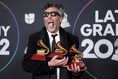 Fito Paez con sus tres permios Grammy: a mejor álbum de pop/rock por 'Los Años Salvajes'; mejor canción de rock, 'Lo Mejor De Nuestras Vidas', y mejor canción de pop/rock, por 'Babel'.