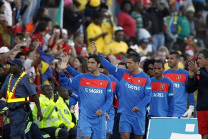 Cristiano y los jugadores de la selección portuguesa saludan a los aficionados