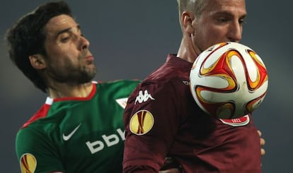 Etxeita pugna por un balón con Maxi López.