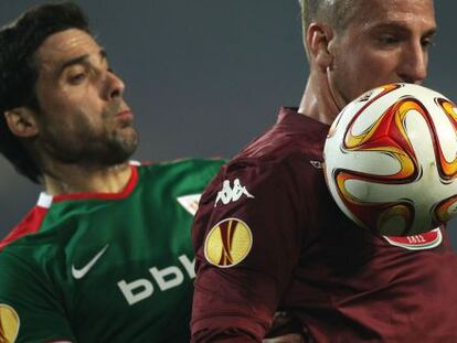 Etxeita pugna por un balón con Maxi López.