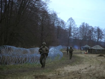 Soldados polacos patrullan la frontera con Bielorrusia, este miércoles, en una foto distribuida por el Ministerio de Defensa.
