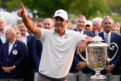 Koepka, con la copa Wanamaker.