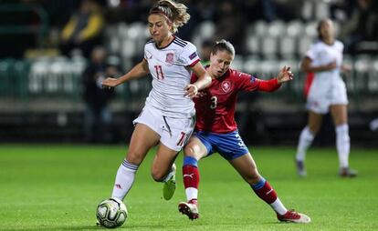 Alexia Putellas (i) y Sonntagova, en una acción del partido.