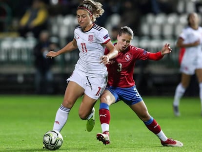 Alexia Putellas (i) y Sonntagova, en una acción del partido.