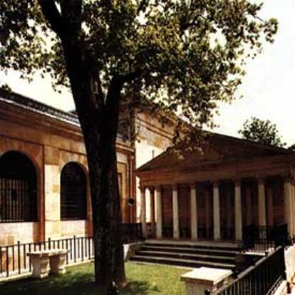 El roble, cuando aún estaba sano, en el patio exterior de la Casa de Gernika.