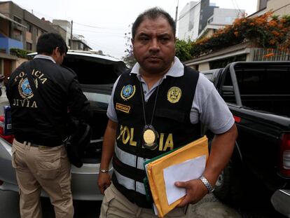La polic&iacute;a peruana afuera de la oficina de Fujimori tras la redada