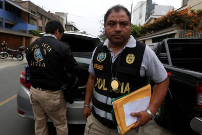 La policía peruana afuera de la oficina de Fujimori tras la redada