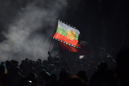 Un manifestante ondea la bandera Mapuche durante una de las protestas del estallido social, en Santiago, Chile