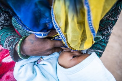 Pyari, de 20 años, amamanta a su hija Hitesh de dos meses y medio en su casa en Nayakheda, Rajasthan (India). Según datos de Unicef, hay estudios que indican que incrementar las tasas de lactancia materna exclusiva podría salvar la vida de 820.000 niños cada año, y generar 302.000 millones de dólares en ingresos adicionales.