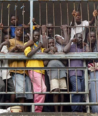 Liberianos esperan una distribución de comida en Monrovia.